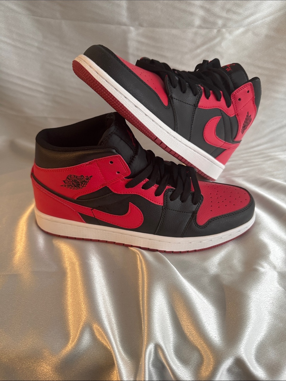 New! Air Jordan 1 Mid 'Banned', popular colorway “Bred" design banned by the NBA